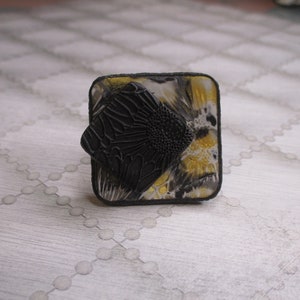 Anel quadrado em argila de polímero original com padrão de flores em preto, branco e dourado