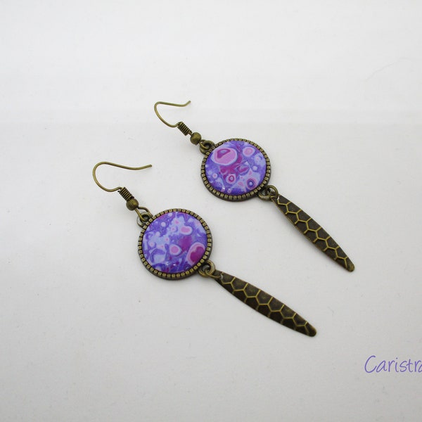 Boucles d'oreilles cabochon rond violet  et rose en pâte polymère avec pendant bronze en nid d'abeille