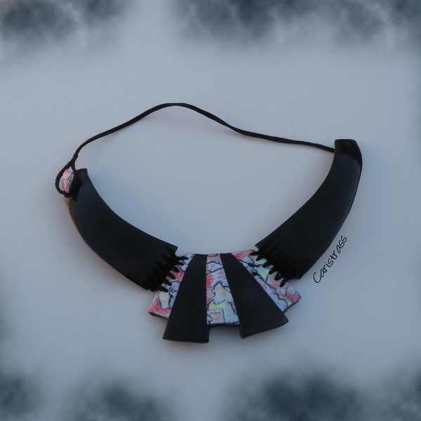 Collier plastron noir et pastel