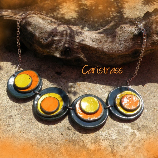 Collier lentilles quatre perles trois couleurs.