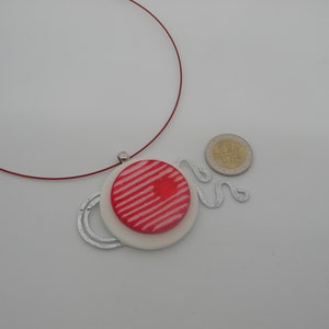 Pendentif rond en pâte polymère blanc et rouge. image 4