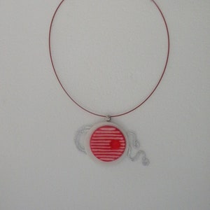 Pendentif rond en pâte polymère blanc et rouge. image 5