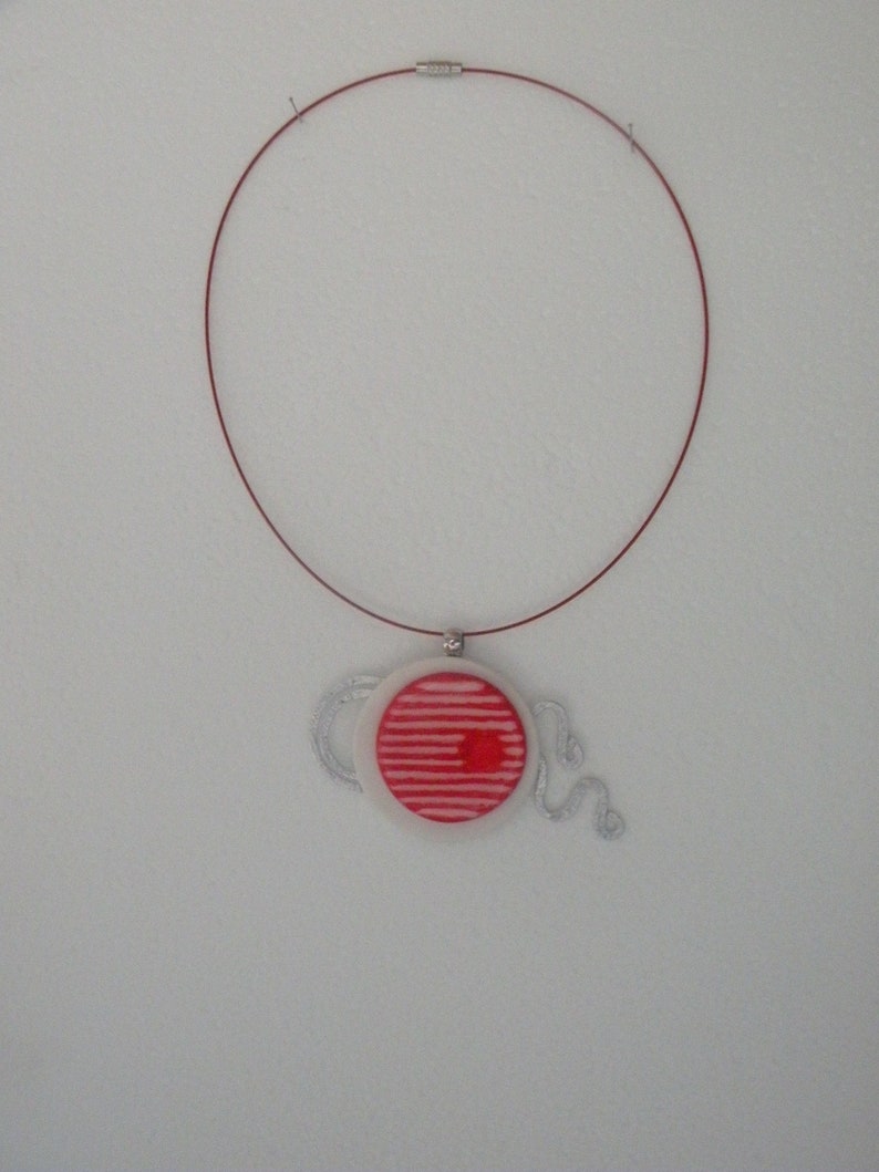 Pendentif rond en pâte polymère blanc et rouge. image 5