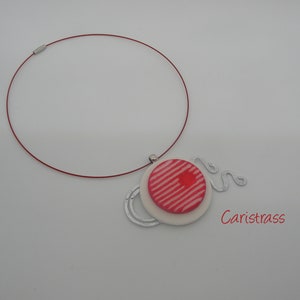 Pendentif rond en pâte polymère blanc et rouge. image 1