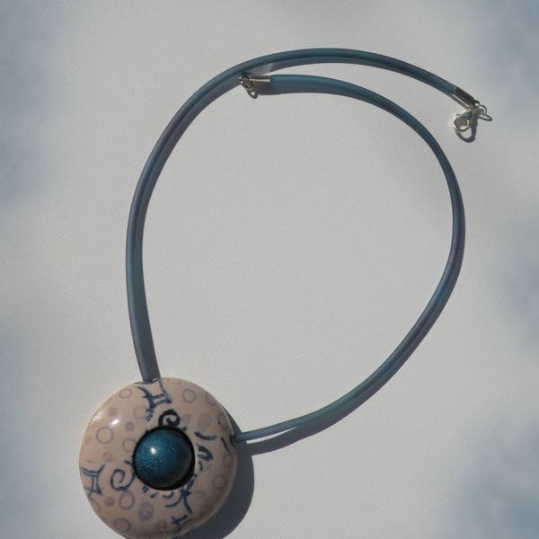 Pendentif  rond  gris et bleuté