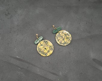 Orecchini rotondi in argilla polimerica testurizzata – Giallo, verde pino e oro – Stile Boho Chic fatto a mano