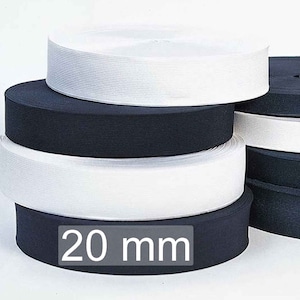 Peut inclure: Bobines de ruban élastique de 20 mm de large, en noir et blanc. L'élastique est empilé, montrant les bords enroulés. L'image est bien éclairée, soulignant la texture et la couleur de l'élastique. Le texte "20 mm" est affiché.