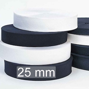 Puede incluir: Apilados rollos de cinta elástica de 25 mm de ancho en blanco y azul marino. La imagen muestra la cinta elástica en primer plano, destacando la textura y las variaciones de color. El texto "25 mm" se muestra en la parte inferior.
