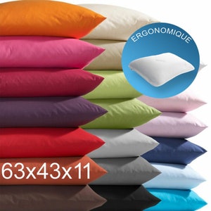 Puede incluir: Una pila de fundas de almohada coloridas en varios tonos, incluyendo naranja, rosa, rojo, morado, verde y azul. Las dimensiones son 63x43x11 cm. Una incrustación muestra una almohada ergonómica.