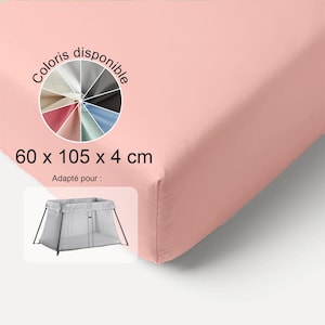 May include: A fitted, pale pink sheet for a baby crib. The sheet measures 60 x 105 x 4 cm (23.6 x 41.3 x 1.6 inches). A color palette is shown in a circle, with a baby crib graphic below. The text "Coloris disponible" is above the color palette.
