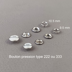 Peut inclure: Plusieurs boutons-pression argentés de différentes tailles, allant de 9,5 mm à 12 mm. Le texte "Bouton pression type 222 ou 333" est visible. Ces attaches sont utilisées en couture et en artisanat.
