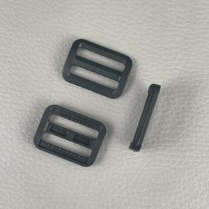 Pode incluir: Uma caneca de cerâmica branca com uma alça preta e o texto "But First, Coffee" em preto, em negrito. A caneca está sobre uma superfície branca. A caneca parece ter 355 ml.