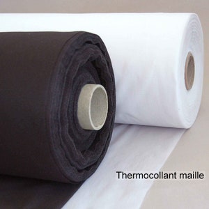 Peut inclure: Deux rouleaux de tissu, un noir et un blanc. Le tissu noir est enroulé serré, révélant sa texture. Le tissu blanc est lisse et également enroulé. Le texte "Thermocollant maille" est visible.