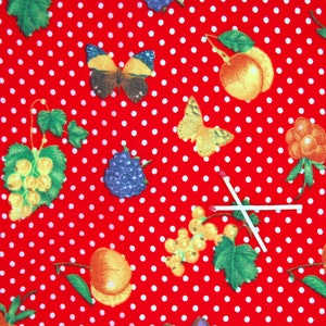 Pode incluir: Tecido vermelho com padrão de bolinhas brancas. O tecido é decorado com ilustrações coloridas de borboletas, uvas, pêssegos, amoras e framboesas. Dois fósforos brancos também são visíveis.