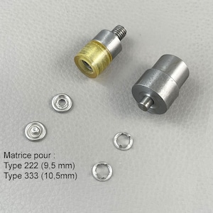 Könnte beinhalten: Eine Sammlung von Metallwerkzeugen zum Anbringen von Druckknöpfen und silbernen Druckknöpfen. Die Werkzeuge umfassen ein Gewindeteil aus Metall mit einem gelben Zylinder und ein massives Metallteil. Der Text auf dem Bild lautet: Matrice pour : Type 222 (9,5 mm) Type 333 (10,5mm).