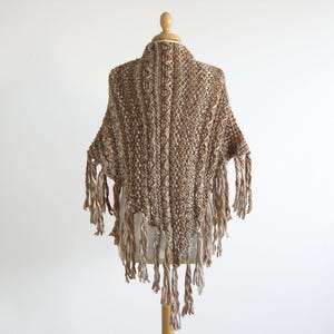 Women&#39;s fringed shawl