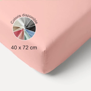 Puede incluir: Una sábana bajera en un tono rosa suave. La sábana mide 40 x 72 cm. Se muestra una carta de colores con varias opciones en la esquina superior izquierda. También se ve el texto "Coloris disponible".