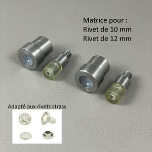 Peut inclure: Deux jeux de matrices en métal pour rivets de 10 mm et 12 mm, comprenant une base cylindrique en acier avec un centre blanc et une tige filetée avec un embout jaune translucide. Texte : Matrice pour : Rivet de 10 mm Rivet de 12 mm.
