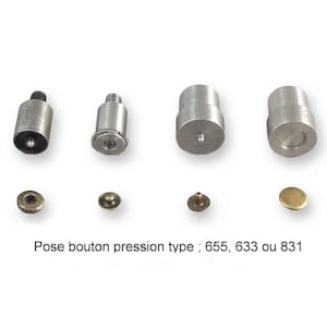 Puede incluir: Un conjunto de herramientas metálicas y cierres de botón a presión. La imagen muestra cuatro herramientas cilíndricas de metal y cuatro botones a presión de color latón. El texto en la parte inferior dice "Pose bouton pression type ; 655, 633 ou 831."