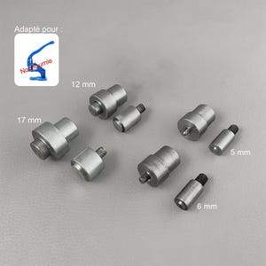 Puede incluir: Un conjunto de herramientas de prensa de metal plateado de varios tamaños, incluyendo 5 mm, 6 mm, 12 mm y 17 mm. Las herramientas tienen forma cilíndrica con una base roscada. La imagen también incluye un gráfico de herramienta de prensa azul con el texto "Adapté pour:" y "No Tournie".