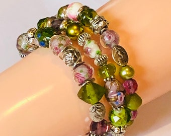 Bracelet trois rangs mauve, vert, prune, argenté en perles de verre, perles fleurs de Murano, nacré, céramique, Polaris, bucolique, vintage