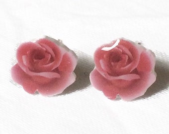 Puces mini roses rouges en résine découpée au laser, impression effet relief, clous argentés, design vintage