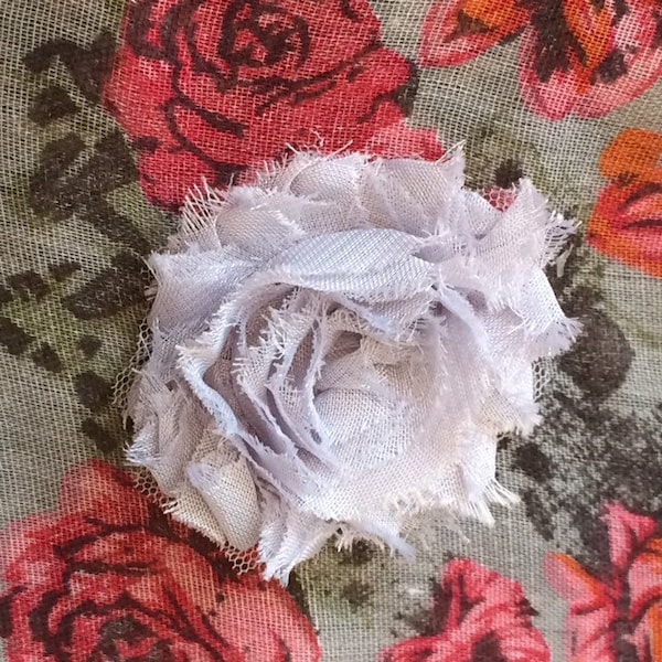 Broche fleur gris pâle/perle en tissu de mousseline effilochée, cœur spirale, shabby trashy