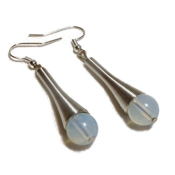 Boucles d'oreilles gouttes opale bleu ciel et argentées, cône en métal, perle effet opalescent, épurées et graphiques, classiques