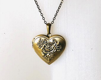 Médaillon porte-photo forme cœur plaqué bronze gravé roses sur chaîne bronze, longueur à choisir. Vintage, rétro-romantique.