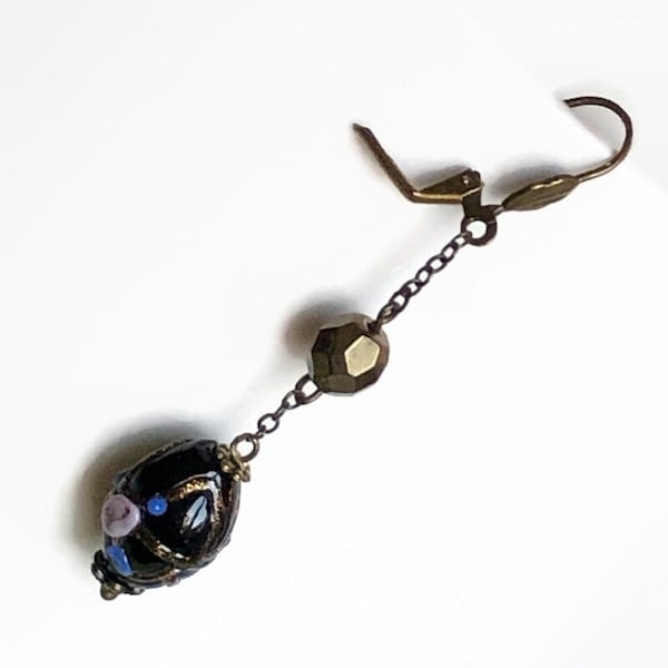 Boucles pendantes de perles Murano noires, fleurs et liseré sable d’or, perles rondes facettées bronze en verre tchèque sur chaîne, baroques