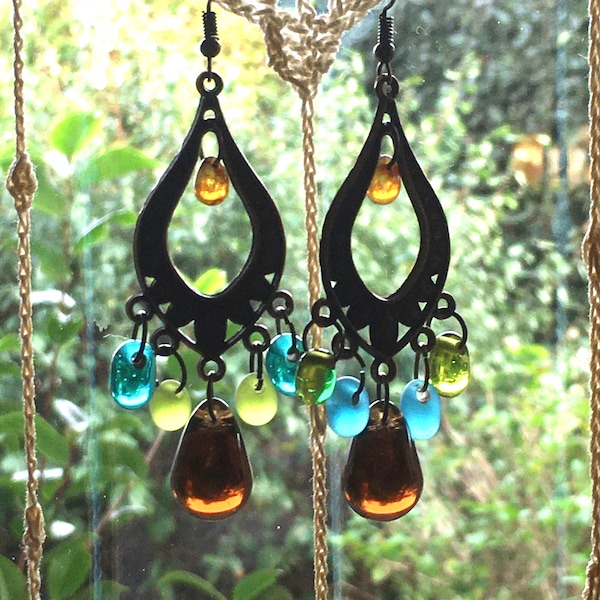 Boucles d’oreilles chandeliers bronze forme goutte avec grande larme Topaz et gouttes vert et bleu, givrées et lisses “Larmes terrestres”