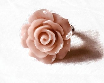 Rose-shaped flower ring in pinkish beige, old pink, dusty pink, blush, soft, sensual, delicate resin. Silver ring, adjustable, adjustable.