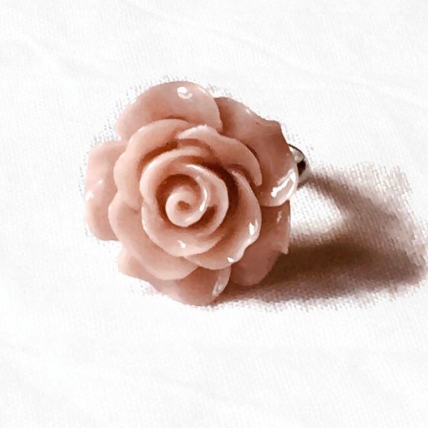 Bague fleur forme rose en résine beige rosé, vieux rose, dusty pink, blush, douce, sensuelle, délicate. Anneau argenté, réglable, ajustable.