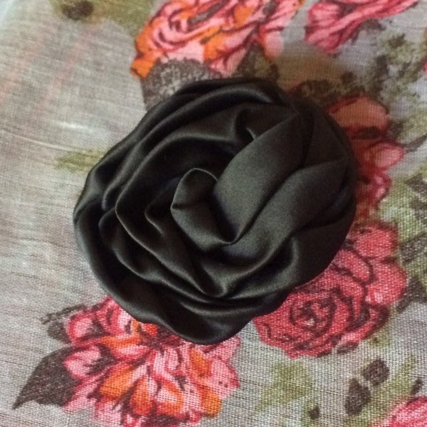 Broche fleur noire en tissu satiné, rétro-romantique, douce et délicate, élégante, chic, rétro