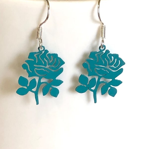 Petites boucles d’oreilles fleurs forme roses bleu teal, blue canard, bleu teal filigranées découpe laser. Fines et légères.