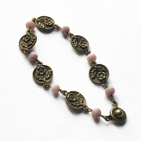 Bracelet bronze et mauve en deux tons avec connecteur médaillon rond fleur en métal et perles rondelles facettées en verre, rétro, bucolique