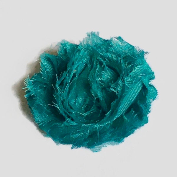 Broche fleur bleue vert canard en tissu de mousseline effilochée façon tourbillon, shabby trash, rose sauvage.