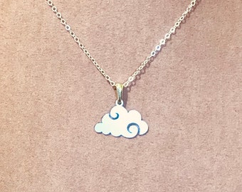 Collier pendentif nuage argenté aux courbes ajourées délicatement découpées en acier inoxydable sur chaîne argentée. Minimaliste.