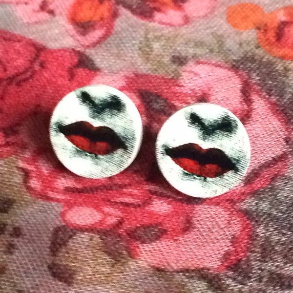 Boucles d'oreilles puces bouche/lèvres rouges sur dessin visage noir et blanc, cabochon en bois, insolite, clin d’œil surréaliste