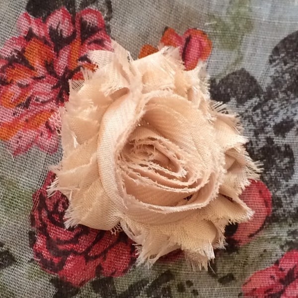 Broche fleur beige caramel en tissu de mousseline effilochée, cœur spirale, shabby trashy