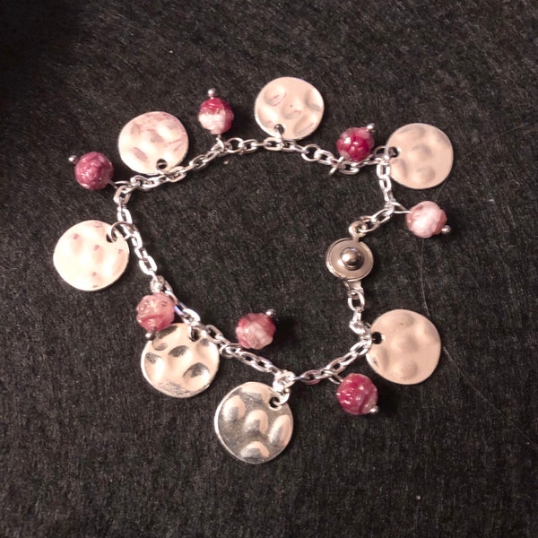 Bracelet argenté, rouge grenat, blanc en perles façon fruits rouges ou fleurs et sequins martelés brillants, gipsy, rustique, champêtre,