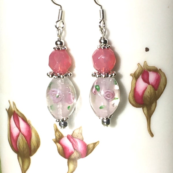 Boucles d’oreilles fraîches en perles rondes opale rose facettées et olives blanc translucide incrustées fleurs “Bourgeons de lumière”