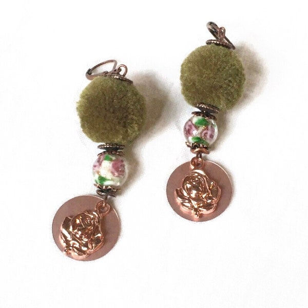 Boucles vert kaki/or rose avec pompon rond, perle fleur, sequins et breloque rose en relief. Pour les rousses et les âmes bucoliques d'hiver