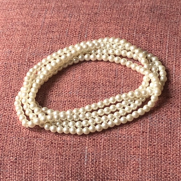 Collier sautoir vintage ivoire extra long (120cm) en perles de verre nacrées moyennes (6mm). Un classique rétro intemporel