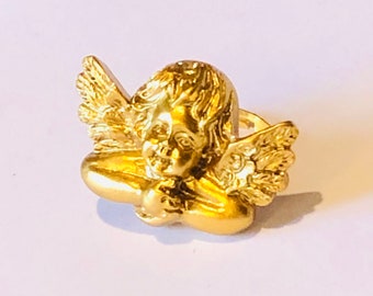 Bague ange doré rêveur, mains jointes sous le menton sur anneau inoxydable doré, réglable ajustable. Baroque, kitsch, vintage.
