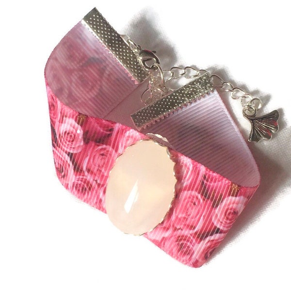 Bracelet manchette photo boutons de roses en tissu et cabochon pierre fine quartz rose pâle sur support argenté, vintage, romantique, kitsch