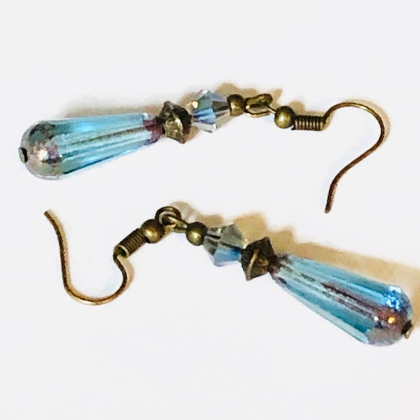 Boucles d’oreilles larmes tchèques bleues (lustrées bronze) sous perles de cristal bicones irisées et soucoupes bronze, vintage, lumineuses