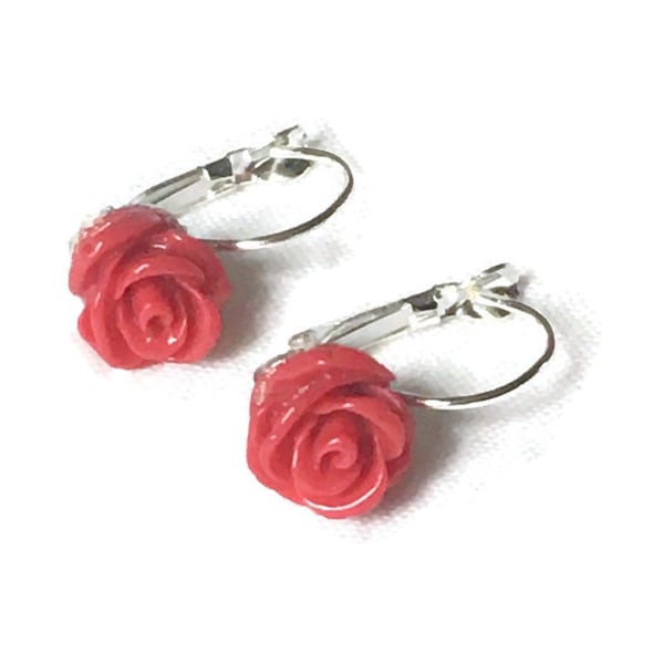 Boucles d’oreilles dormeuses argentées, boutons de rose charnus, rouge foncé, dessin délicat et réaliste, rétro romantique, bucolique