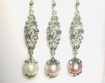 Boucles d’oreilles estampes argentées verticales, fleurs et feuillages baroques et perles de verre nacrées ivoire, roses ou beige rosé