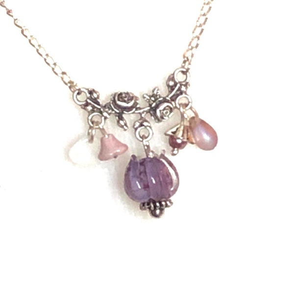 Plastron ou ras du cou mauve, violet, argent, fleur de lotus en verre filé, cloches, pétale, goutte, perle nacrée et support vintage à roses